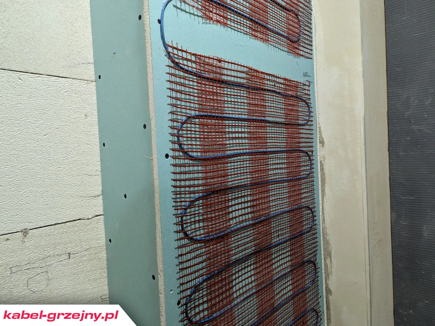 Izolacja pod matę grzejną na ścianie