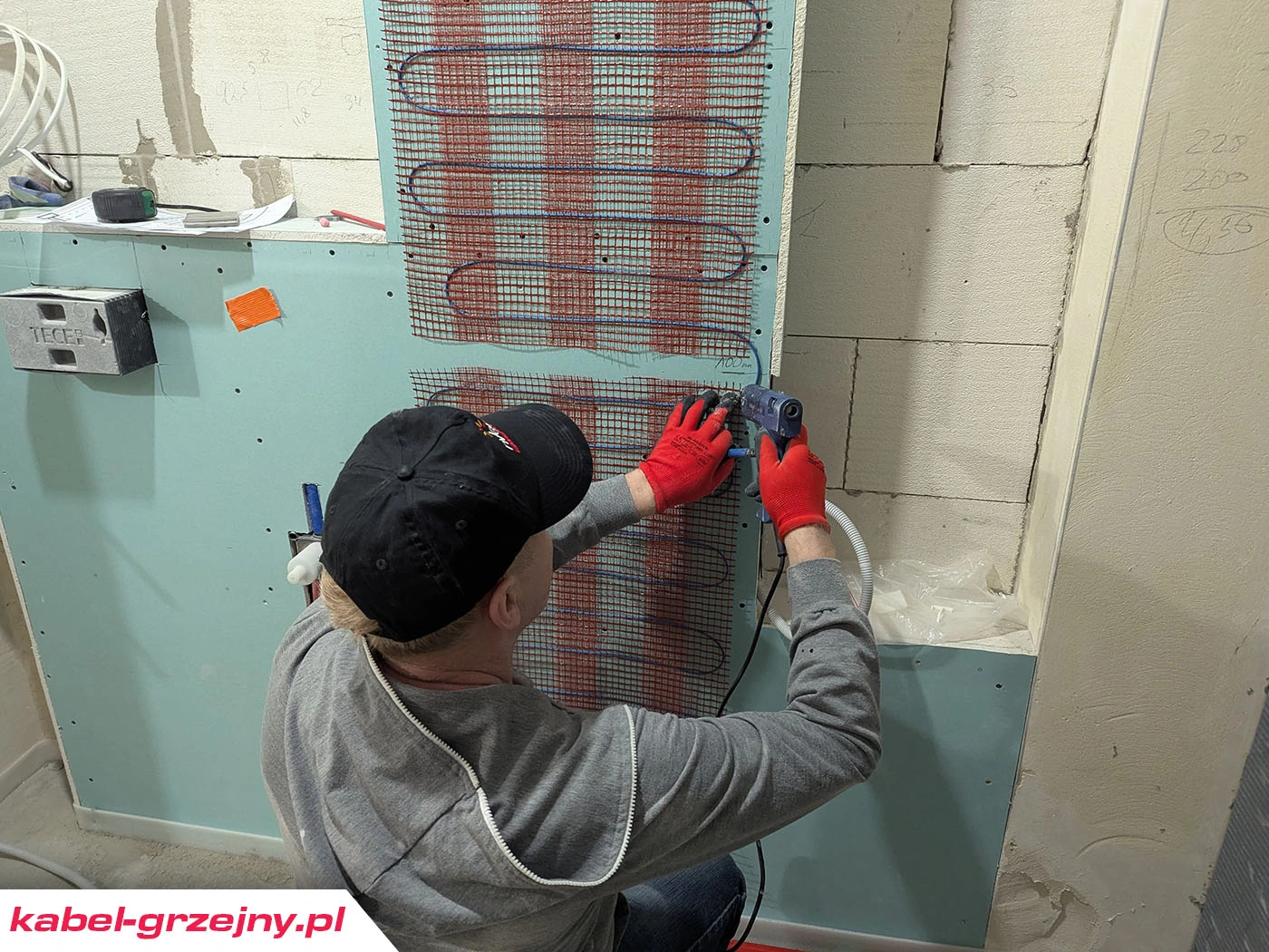 Montaż maty grzejnej na ścianie w łazience