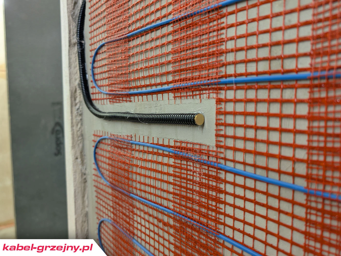 Montaż rurki czujnika temperatury w ścianie