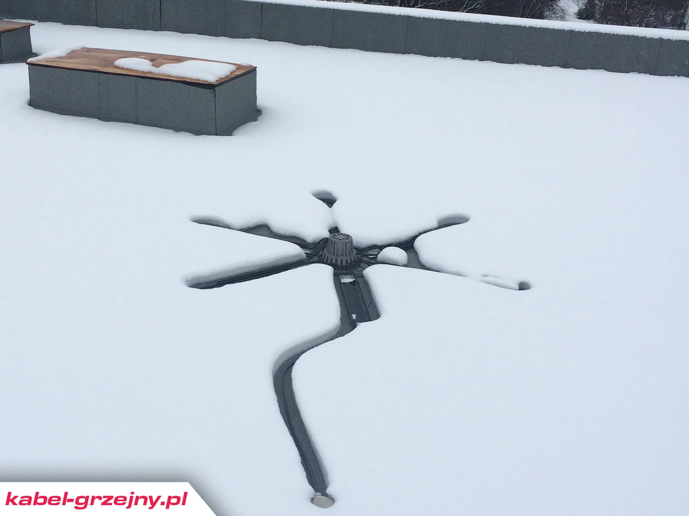 Odladzanie zamarzniętego wpustu dachowego