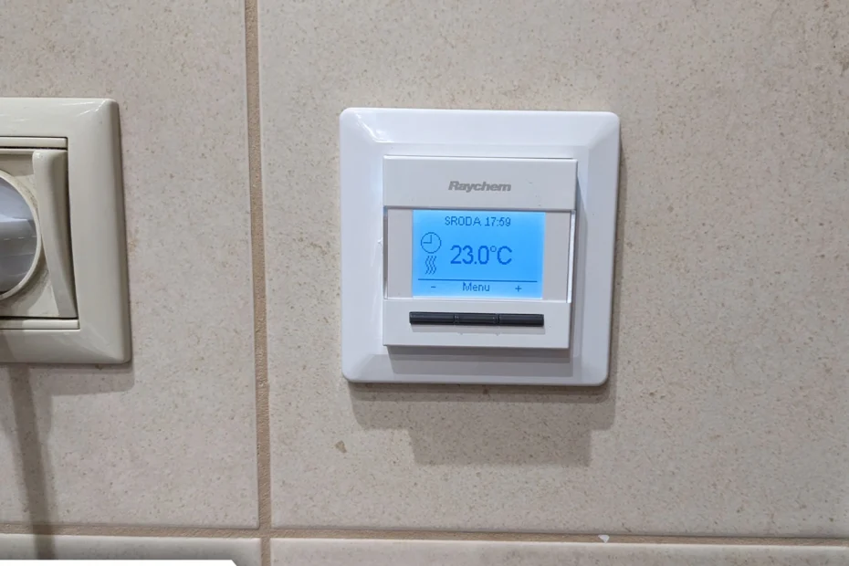 Termostat podłogowy w łazience czy na zewnątrz?