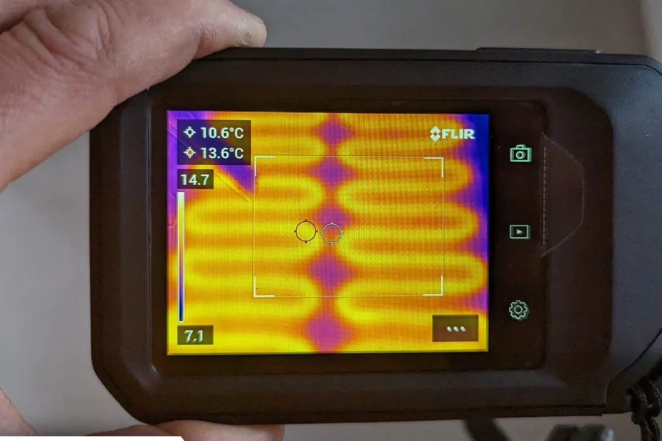 Zachowaj odstęp pomiędzy matami grzejnymi