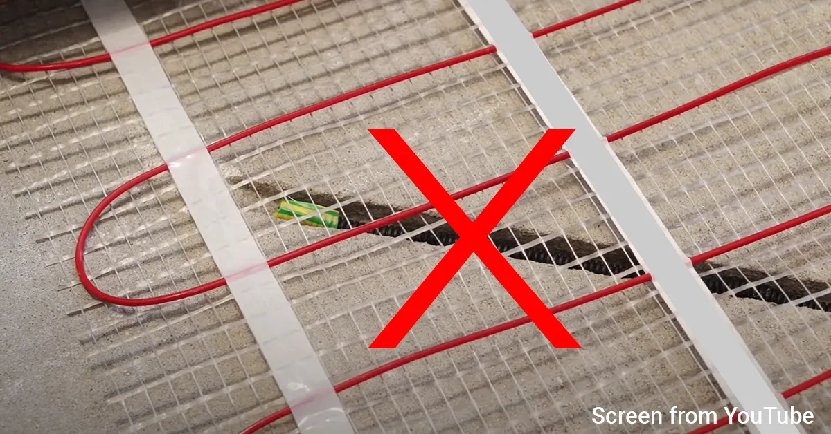 W tak usytuowanej rurze sonda czujnika może znajdować się za blisko kabla grzewczego co spowoduje błędne odczytywanie temperatury i szybkie rozłączenie ogrzewania przez termostat pokojowy.