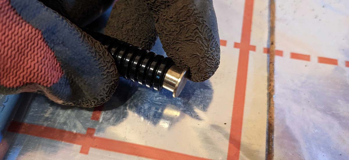 Wciśnij zaślepkę mosiężną węższym końcem do rury osłonowej.