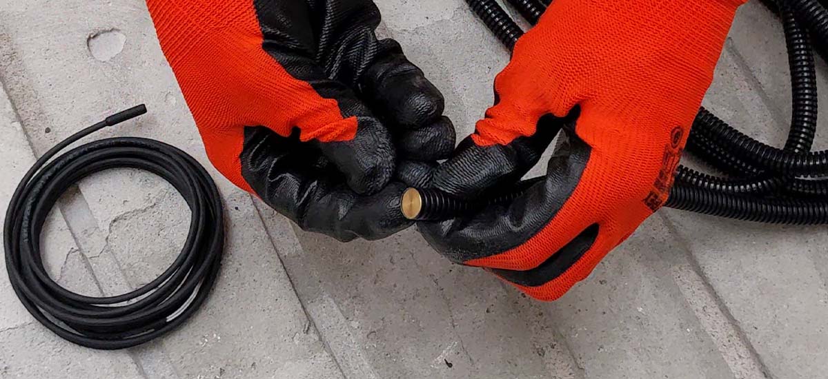 Wciśnięta zaślepka mosiężna w zamontowanej rurze.