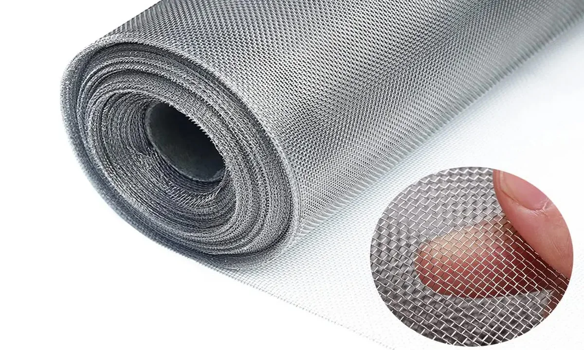 Siatka nierdzewna układana na folie grzejną pod panele podłogowe, należą ją trwale połączyć do przewodu ochronnego PE.