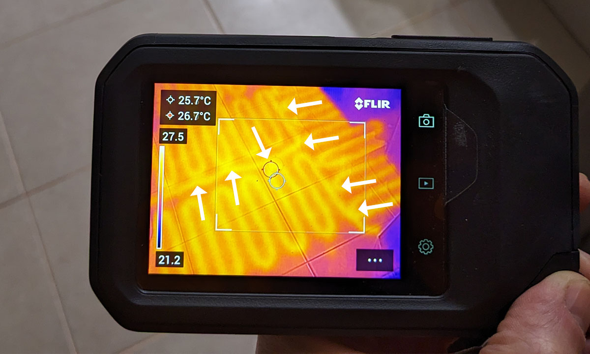 Kable grzejne zbyt blisko siebie, ryzyko awarii w przyszłości.