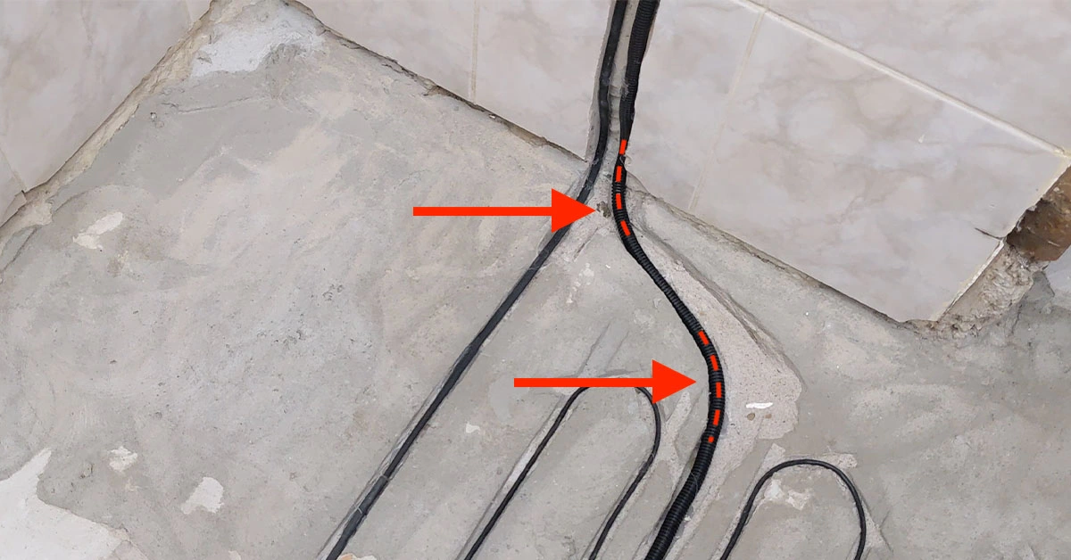 Prawidłowy montaż rury osłonowej z łagodnymi łukami.