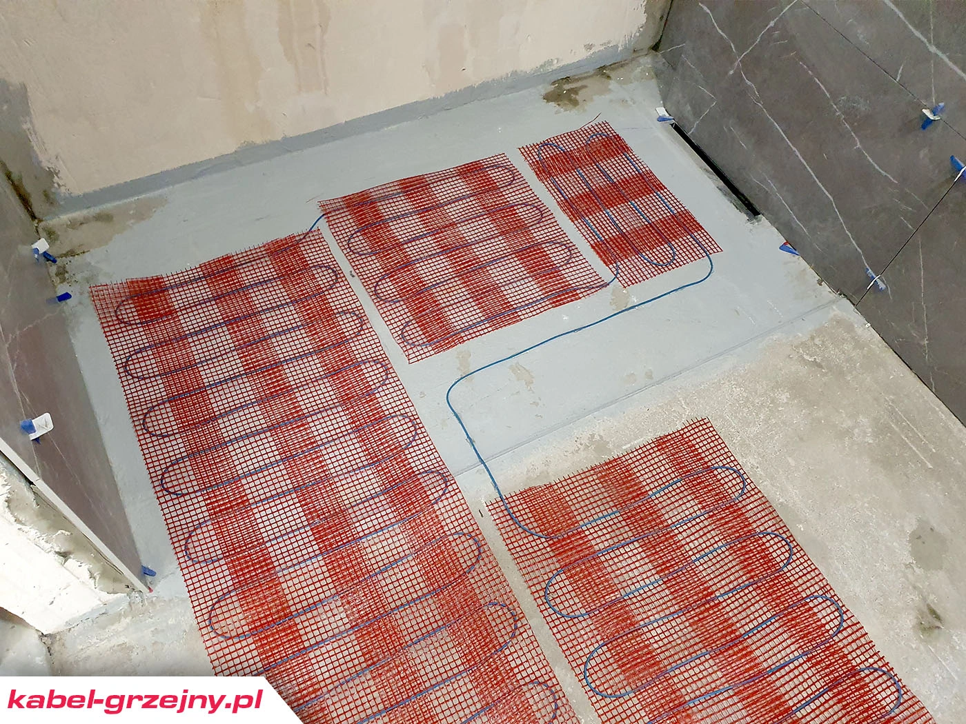 Czy można montować matę grzewczą pod prysznicem?