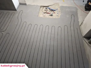 Mata czy kabel grzejny podłogowy?