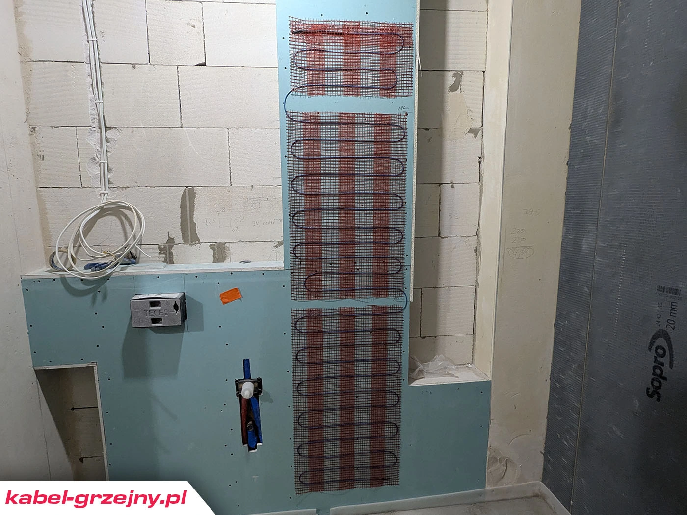 Mata grzejna w łazience na ścianie