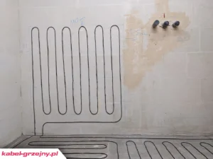 Montaż kabla grzejnego na ścianie w łazience