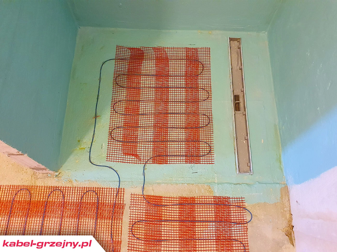 Montaż maty grzejnej pod prysznicem walk-in