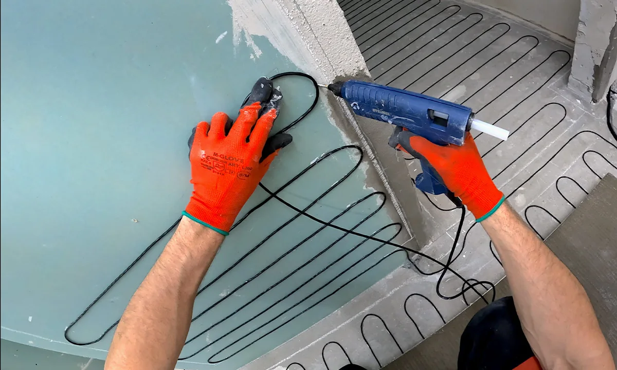 Czym mocować kabel grzejny do ściany?