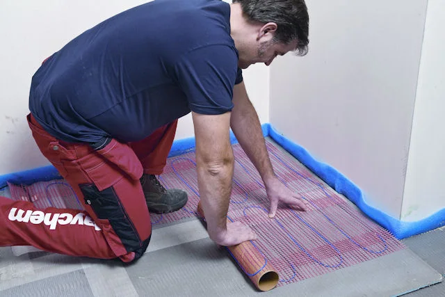 Montaż maty grzejnej na płycie izolacyjnej.