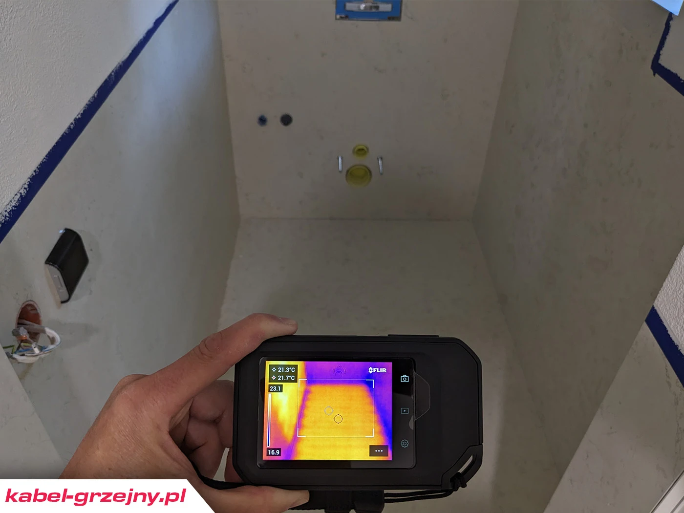 Na kamerze termowizyjnej widać równomierny rozkład temperatury i równie odstępy pomiędzy kablami grzejnymi, instalacja poprawna.