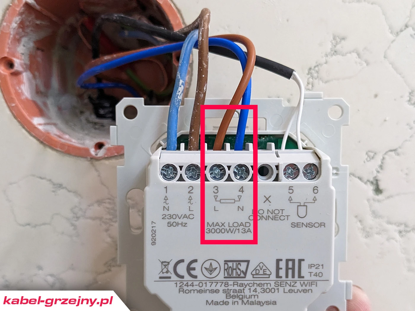 Podłączenie kabli maty grzejnej do termostatu