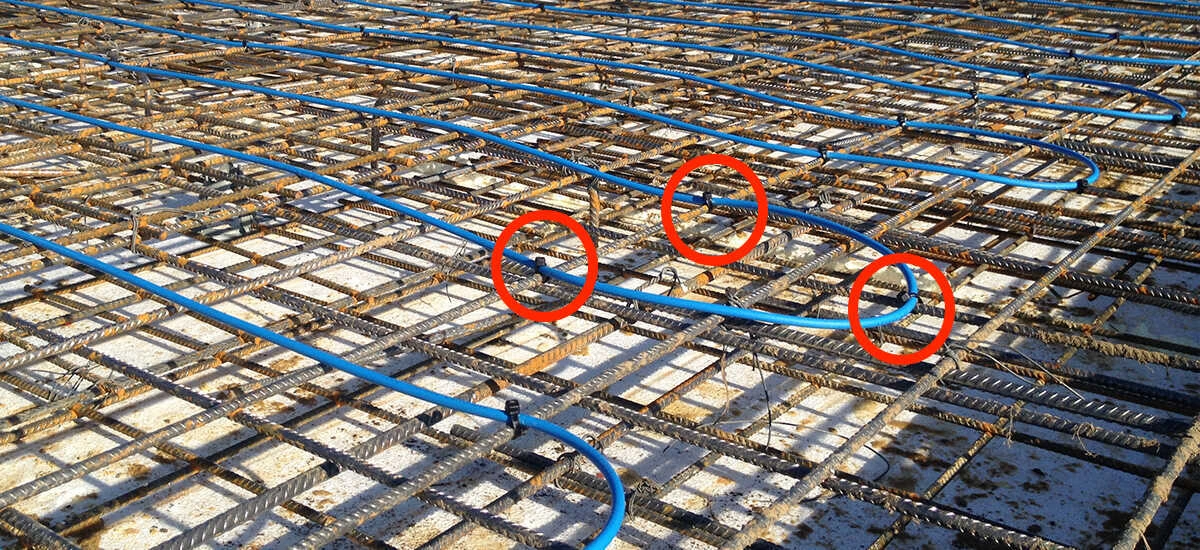 Dokładnie zabezpiecz przewody grzejne przed zmianą pozycji podczas zalewania betonem.