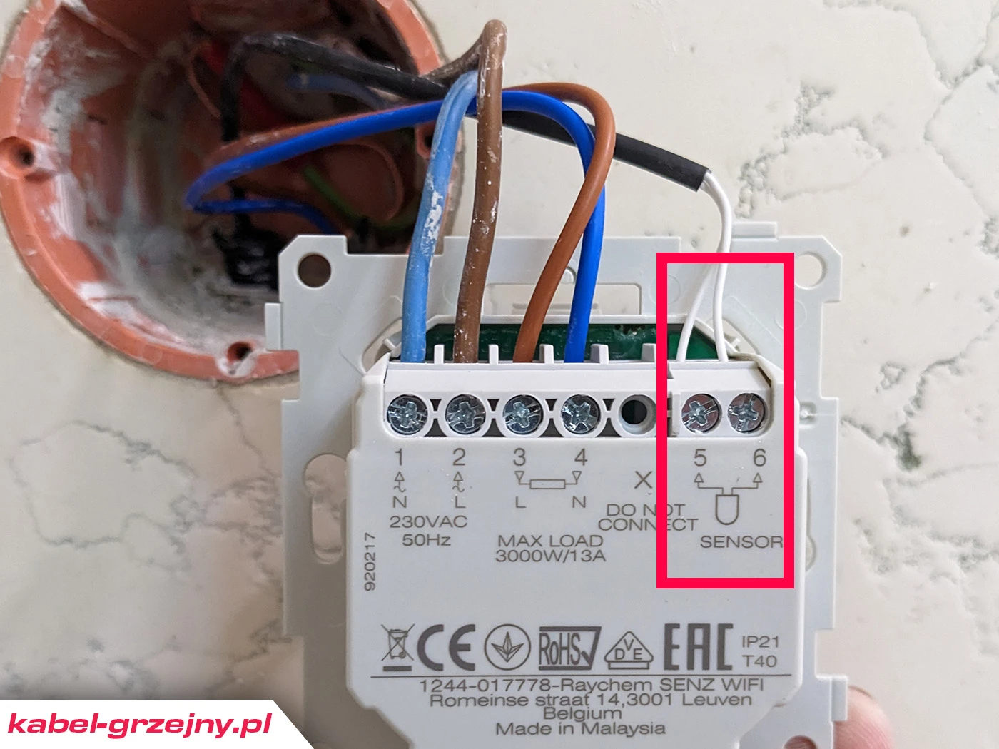 Podłączenia kabla czujnika podłogowego do termostatu