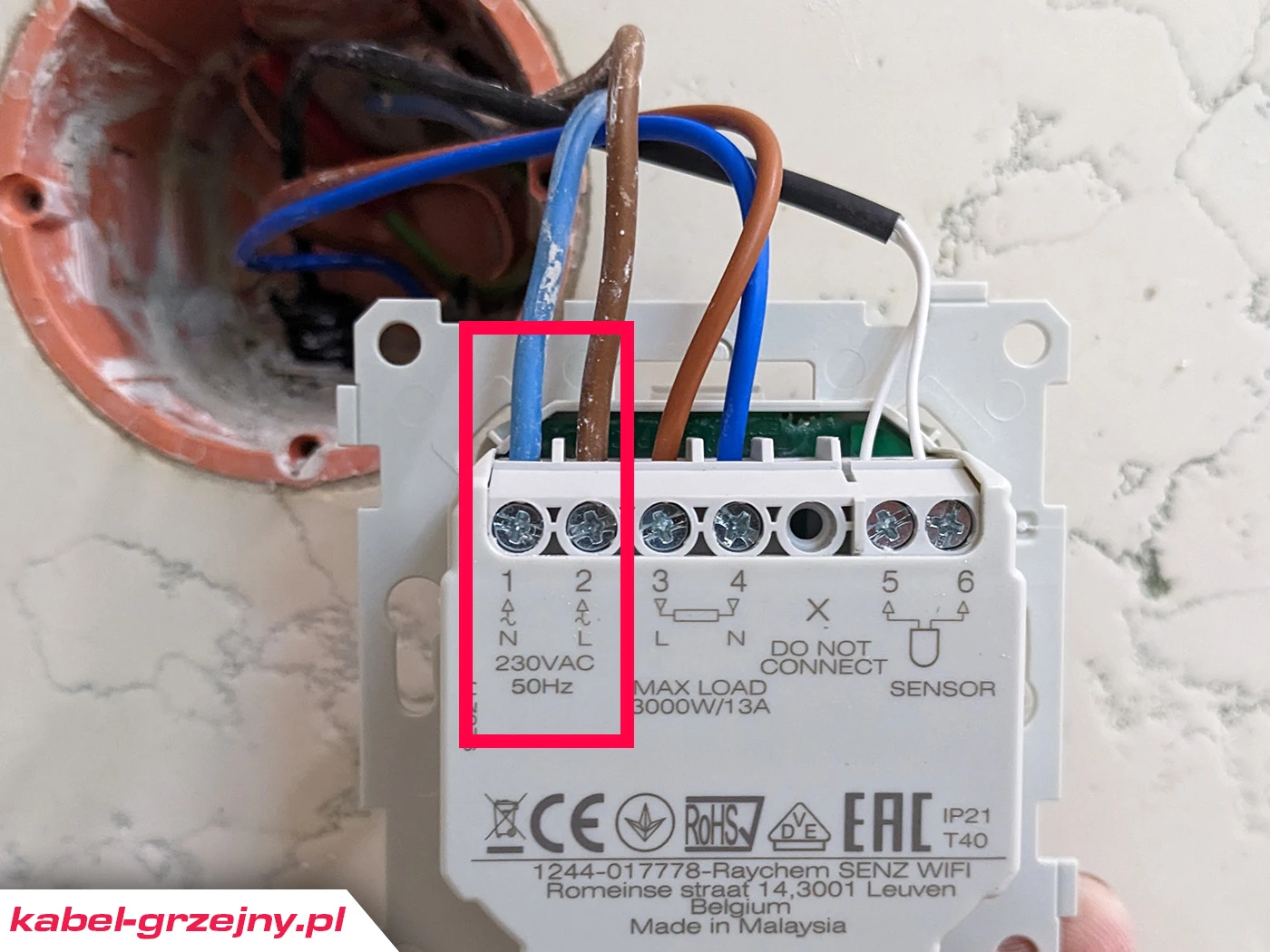 Podłączenie kabla zasilającego do termostatu podłogowego