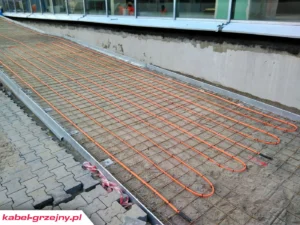 topienie śniegu i zapobieganie oblodzeniu nawierzchni betonowych