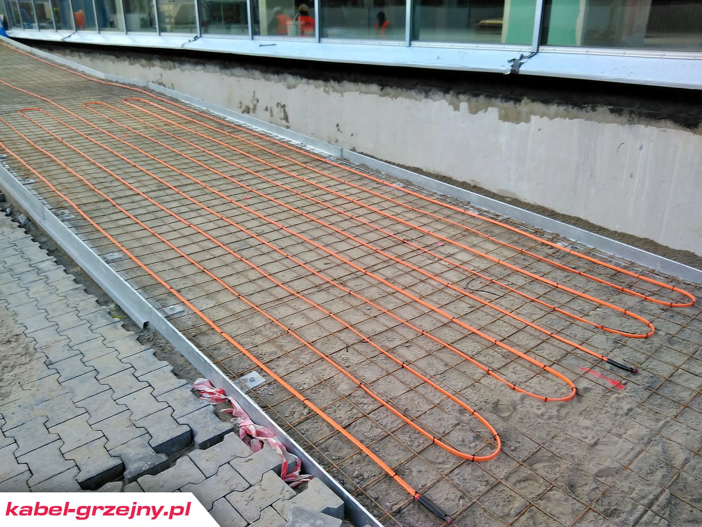 topienie śniegu i zapobieganie oblodzeniu nawierzchni betonowych