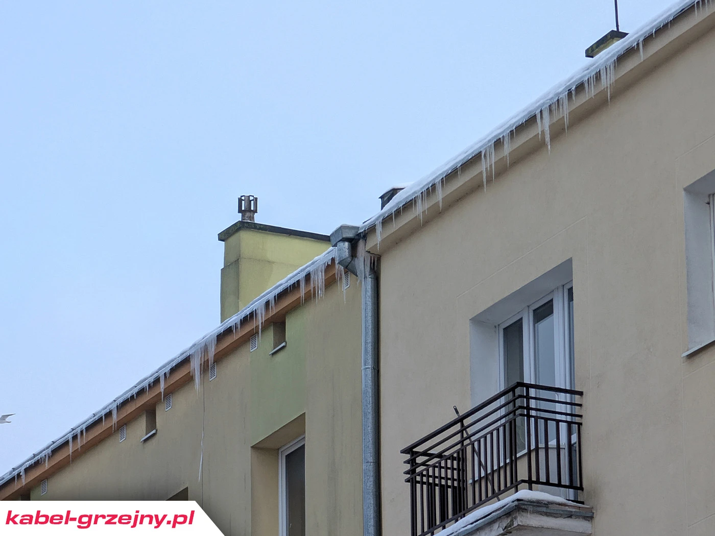 Skąd się biorą sople na dachu Warszawa