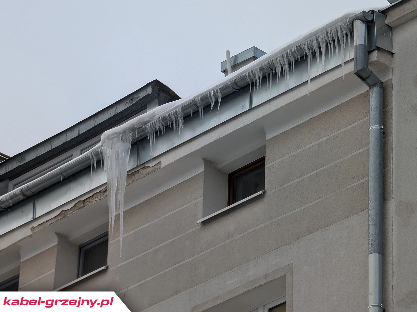 Niedrożne rynny zimą - mokre ściany, pleśń i odpadający tynk