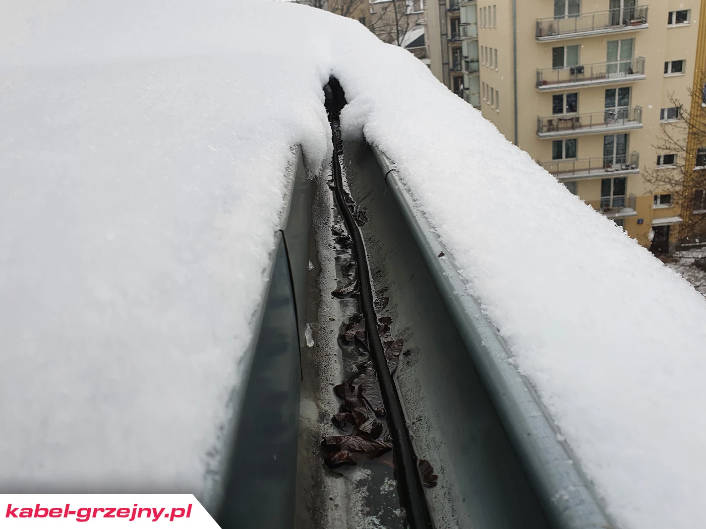 Samoregulujący kabel grzejny zainstalowany w rynnie = brak lodu w rynie.
