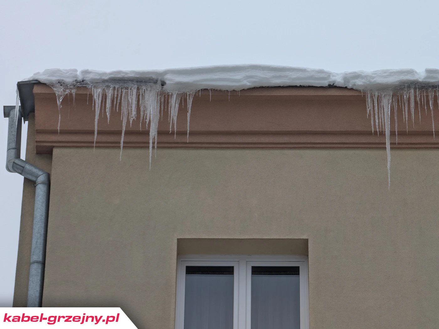 Skutki braku instalacji przeciwoblodzeniowej rynien i rur spustowych